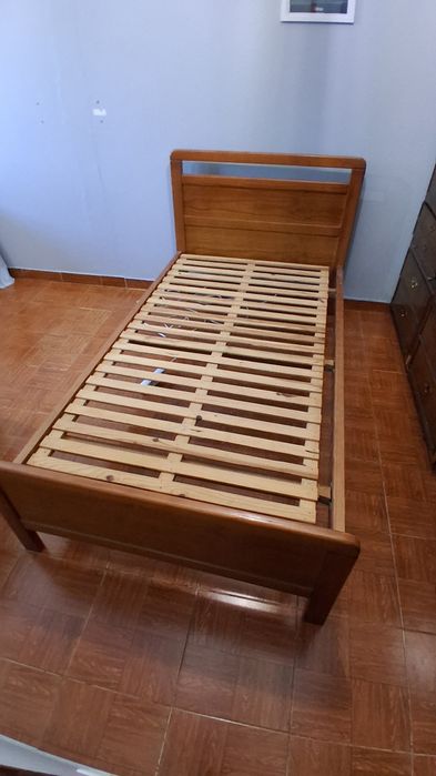 Vendo cama de solteiro com colchão