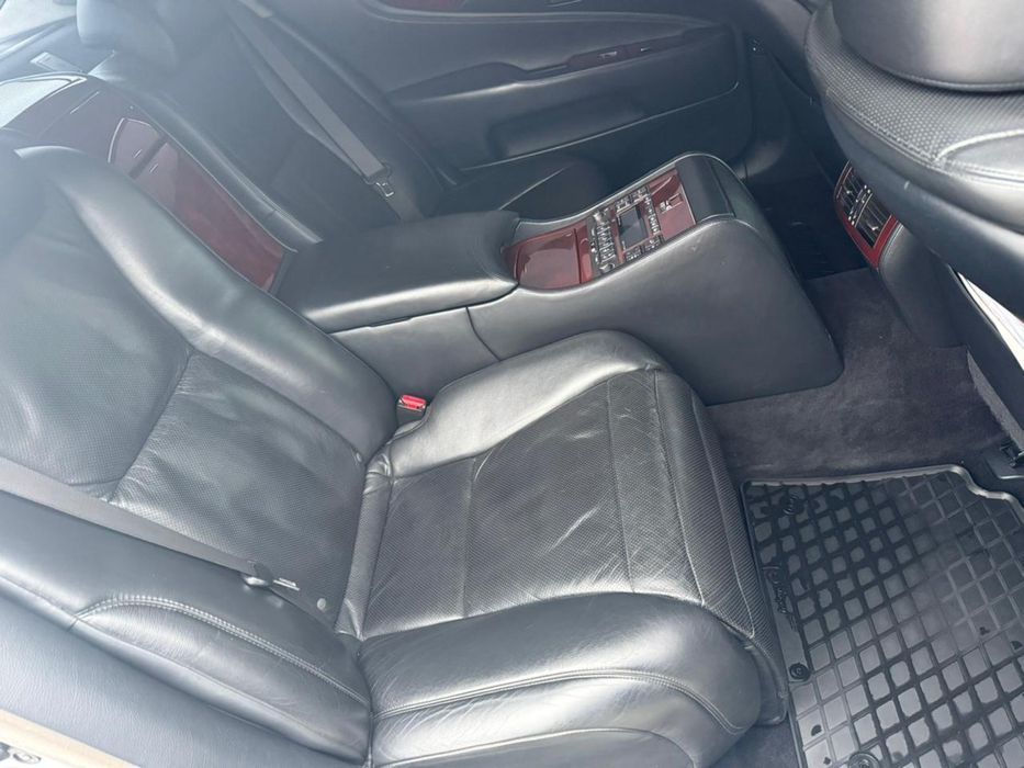 Lexus LS-460 Ottoman