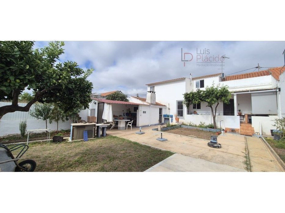 MORADIA T3 - 2 Pisos - Terreno com 300m2 - São Domingos