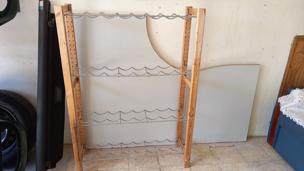 Vendo garrafeira em madeira e metal a muito bom preço