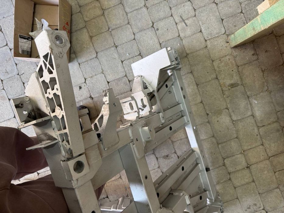 Підрамник Rivian