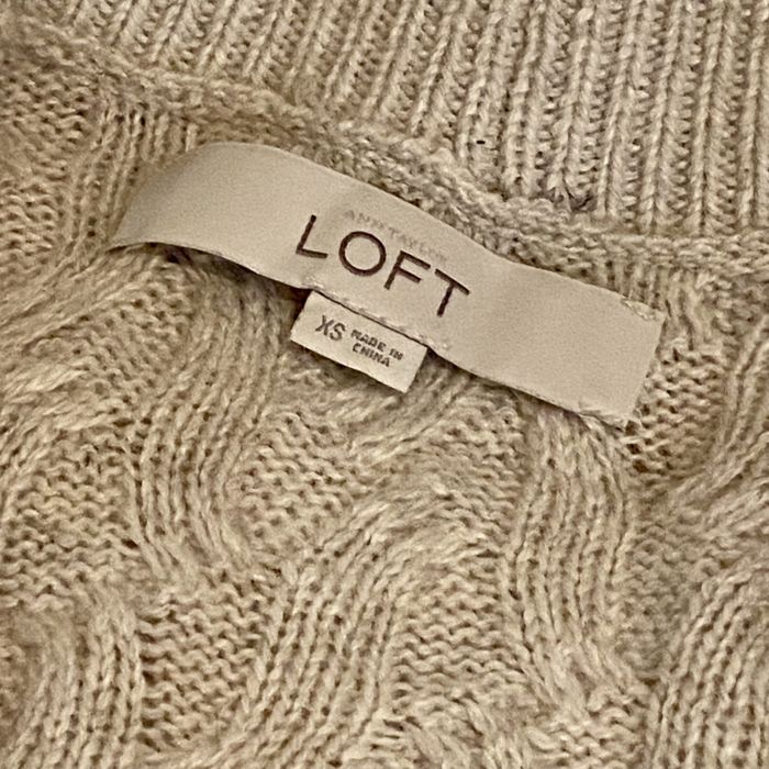 Piękny jasny sweter LOFT z dobrego materiału