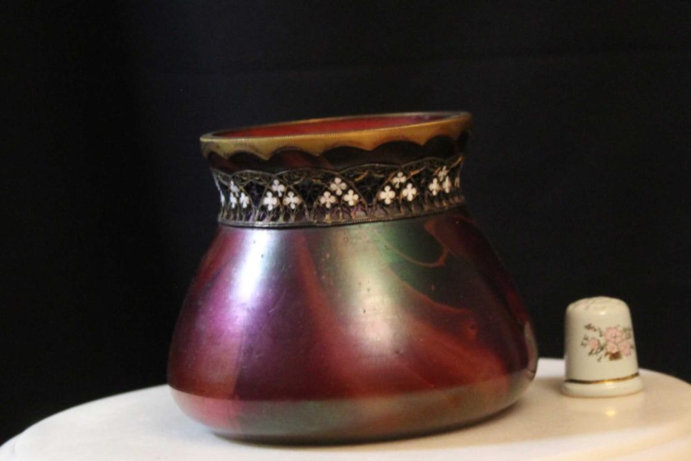 Vaso de vidro iridescente vintage com cinto de metal dourado