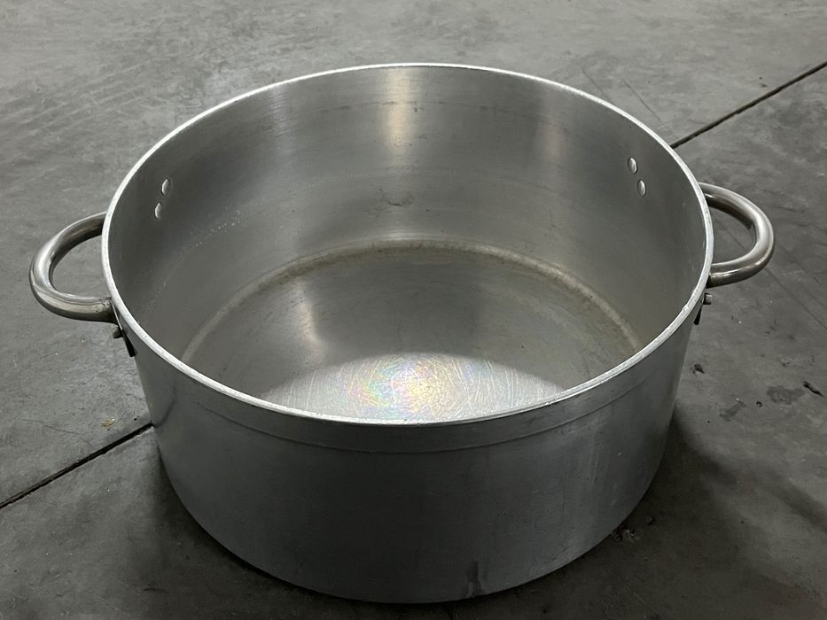 Vendem-se tachos e panelas  de alumínio fundido  de vários tamanhos.