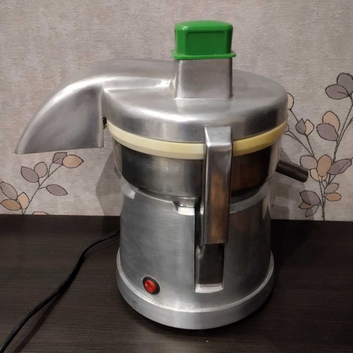 Соковитискач, соковыжималка профессиональная Juicer WF-A4000