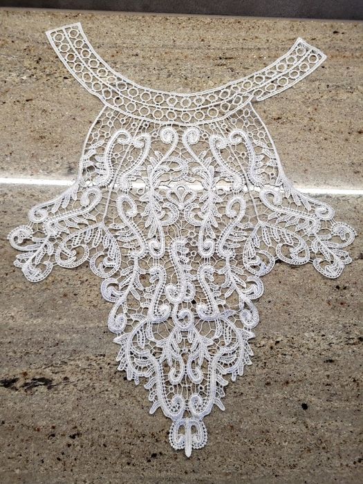 Koronkowa aplikacja dekoracyjna na dekolt 40 cm