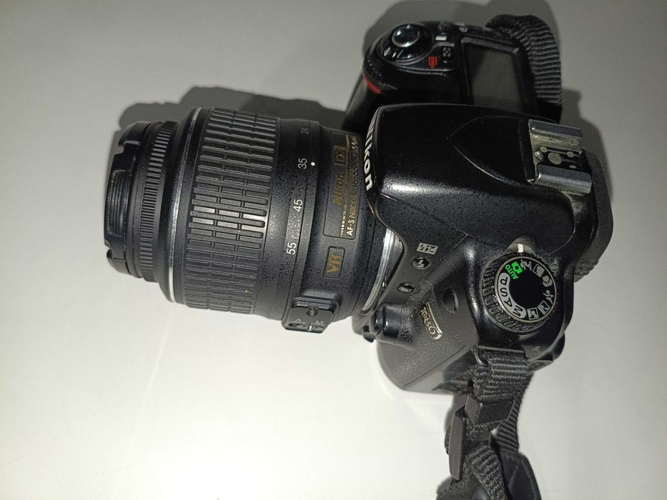 Nikon D80 з об'єктивом