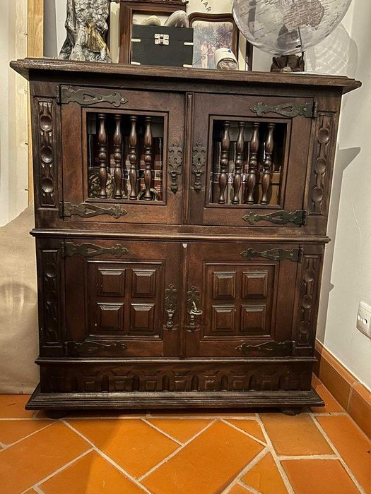 Conjunto de móveis antigos de madeira em pau santo