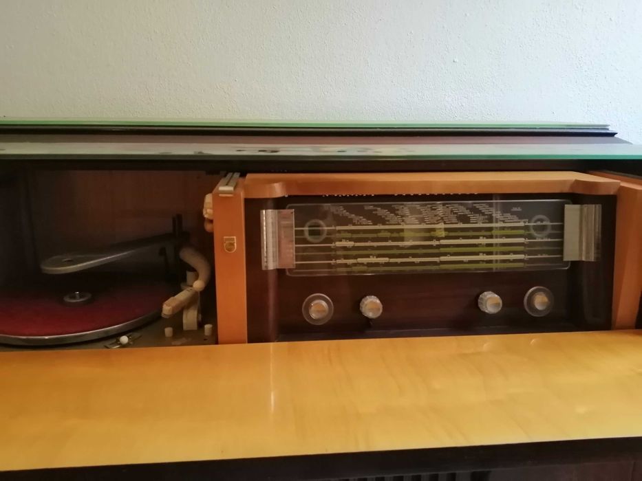 Móvel Radio e Giradiscos Vintage