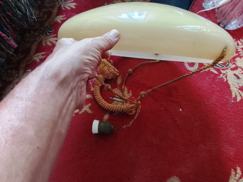 Candeeiro de tecto art Deco em vidro opalino pendurado por cordões de seda