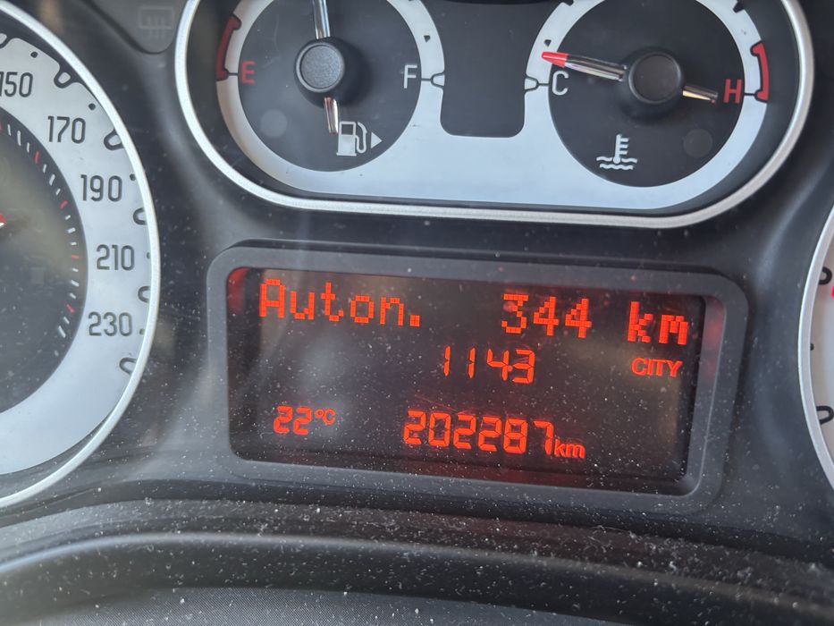 Fiat 500 L  em bom estado — photo 2
