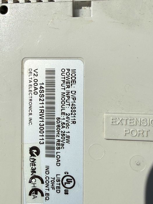 Controladores Lógicos Programáveis (PLC) e módulos de expansão Delta Electronics.