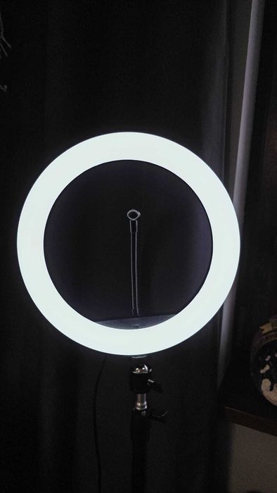 Lampa do zdjęć ze statywem