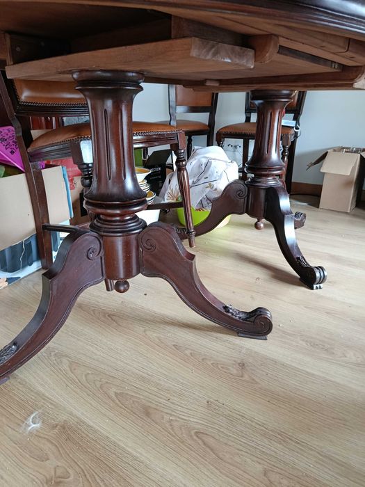 Mesa Oval de sala extensível e 6 cadeiras