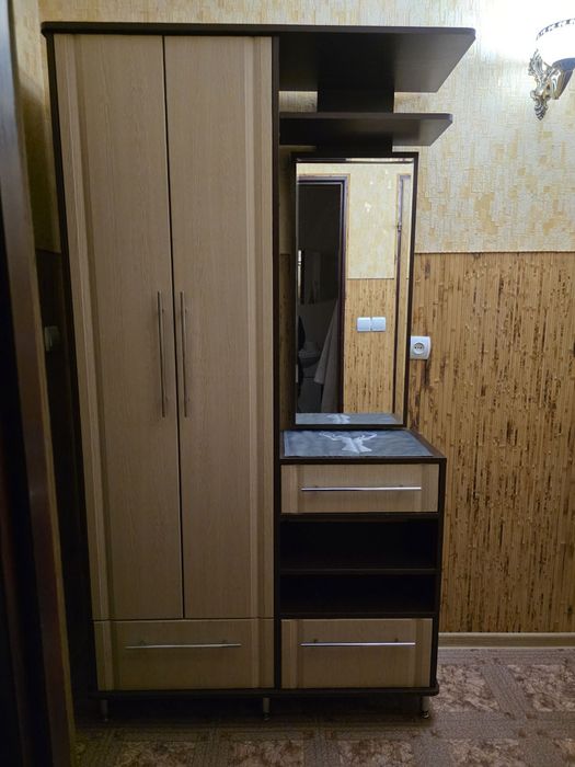 Ціну знижено Прихожа ,передпокій