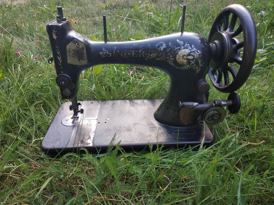 Zabytkowo stara maszyna do szycia Singer