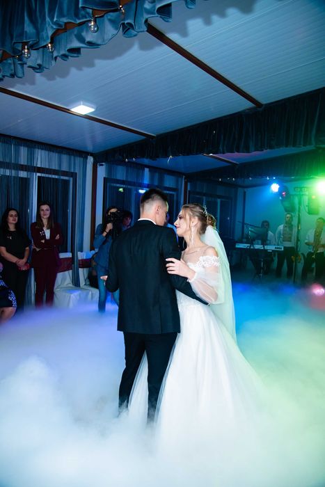 Важкий дим,холодні фонтани-вогні,перший танець,Кольоровий спалах