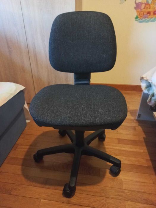 Secretária com móvel de apoio (3 gavetas com chave) + Cadeira (oferta)