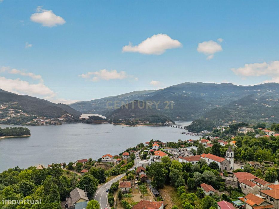Propriedade no Gerês com 3 apartamentos e 850m2 de terreno construtivo