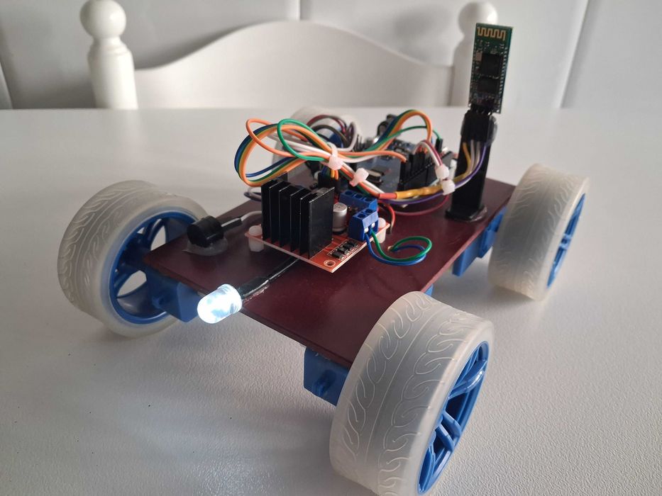 Carro Robot Arduino controlado por Bluetooth c/ luzes.
