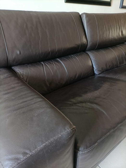 Sofá de pele com algum uso