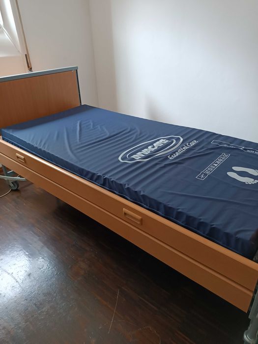 Cama articulada com comando