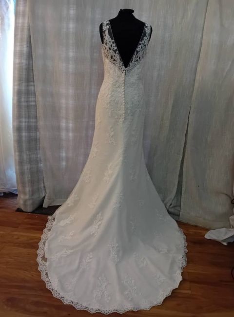 Сукня весільна зі шлейфом anna sorrano з мереживом розмір 16 xl