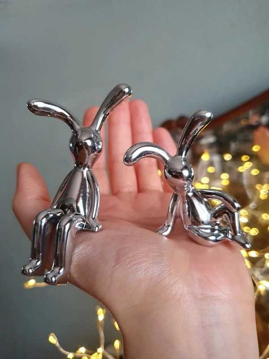 2 Coelhos decorativos prateados de aspecto espelhado brilhante
