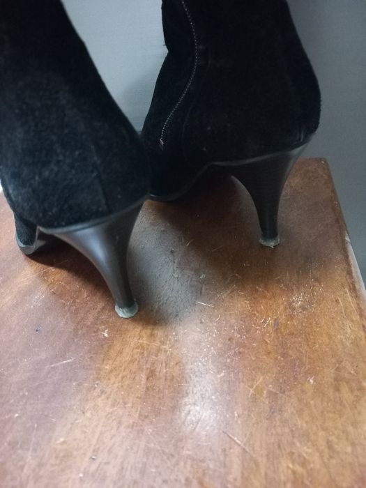 Botas pretas novas em camurça