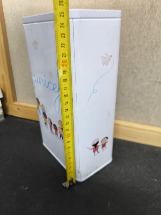 Lata Decorativa Metálica UNICEF - Colecionável
Lata metálica vertical