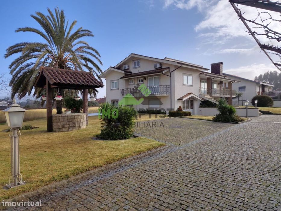 Moradia Isolada Bifamiliar V4 em Louredo