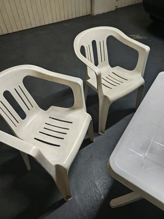 Mesa e duas cadeiras.em bom estado!