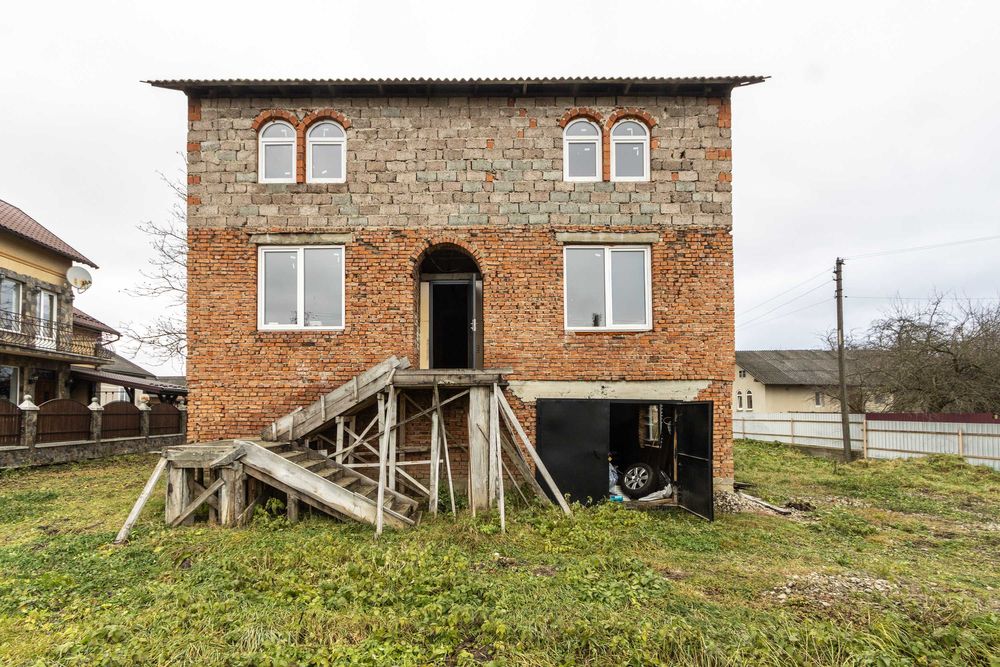Продається цегляний будинок загальною площею 205 м² у селі Черніїв.