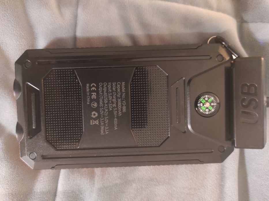 Павербанк на сонячній батареї 36800 mAh (заявлено виробником) + ліхтар