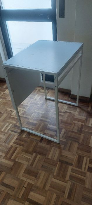 Mesa ikea extensivel. Boa para apoio na cozinha ou exteriores