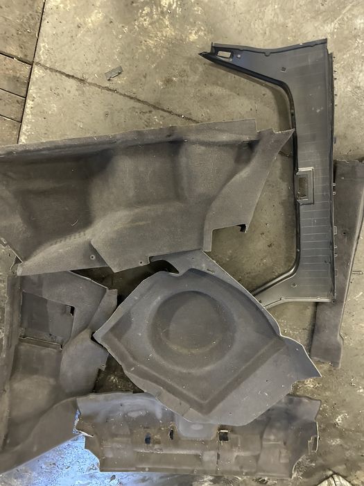 Wnętrze wykładzina bagażnika boczek mercedes w211