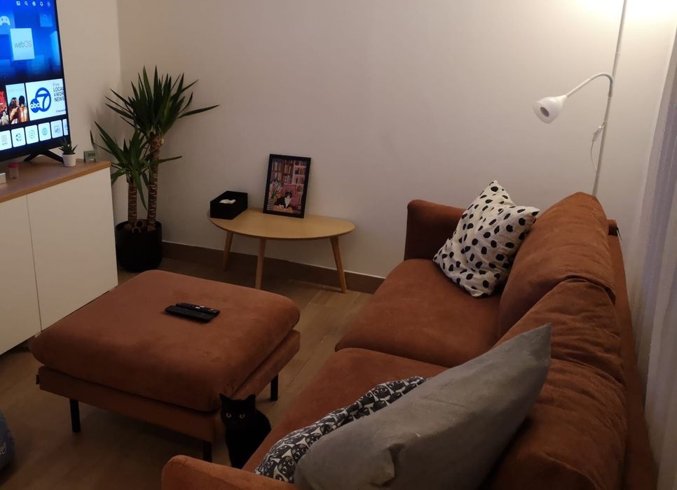 Conjunto de sofá, repousa pés e poltrona em cor castanha