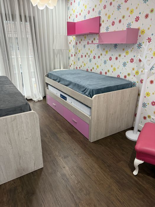 Vendo quarto completo com 2 camas duplas +gavetas, que podem ser vendidas em separado. Camas novas. Poltrona rosa, candeeiro de pene candeeiro de tect