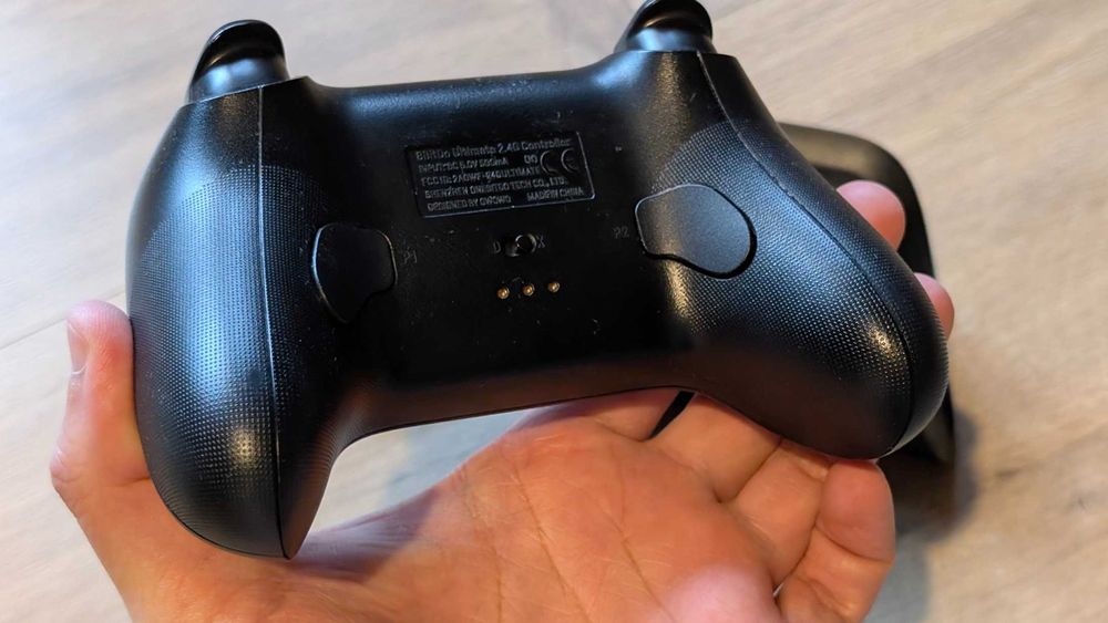 Kontroler bezprzewodowy 8BitDo Ultimate 2.4G ze stacją ładującą, czarny