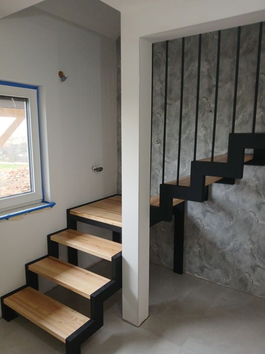 Schody metalowe drewniane balustrady