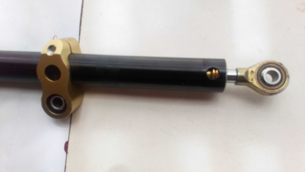 Amortecedor de direcção Hyperpro com 120mm de curso.
