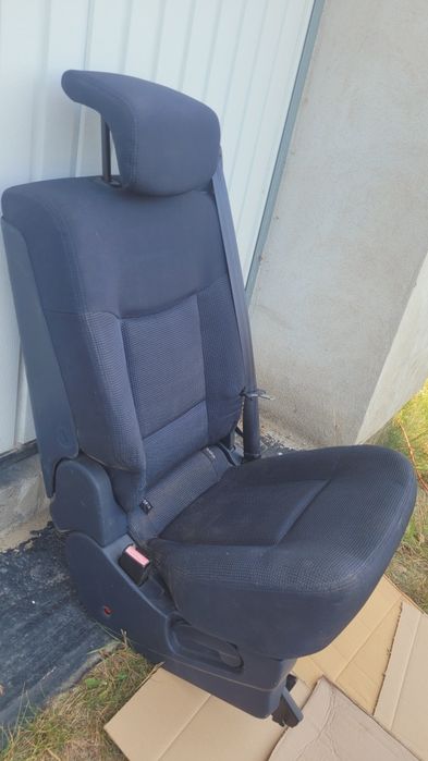 Fotele Renault Espace IV 2003–2006, II i III rząd, granatowe.