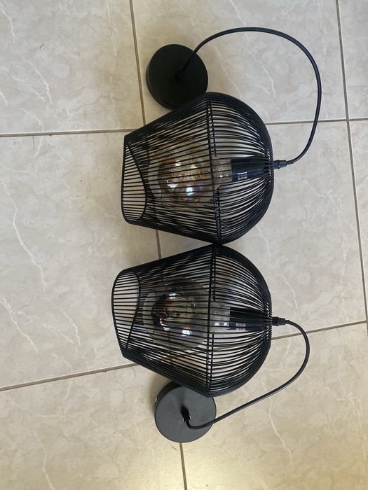Mesa de vidro de jantar com 4 cadeiras e 2 candeeiros