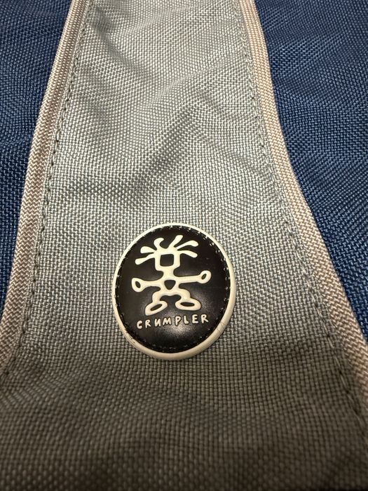 Męska torba listonoszka Crumpler Seedy Three - niebieskie paski