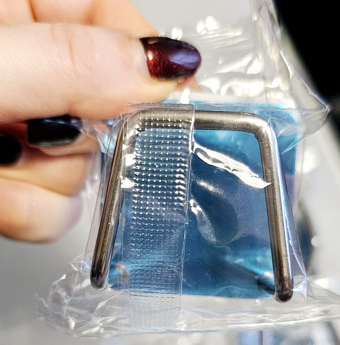 Nowe 4 x wieszaki stalowe kwadratowe, 4.8 cm x 3 cm