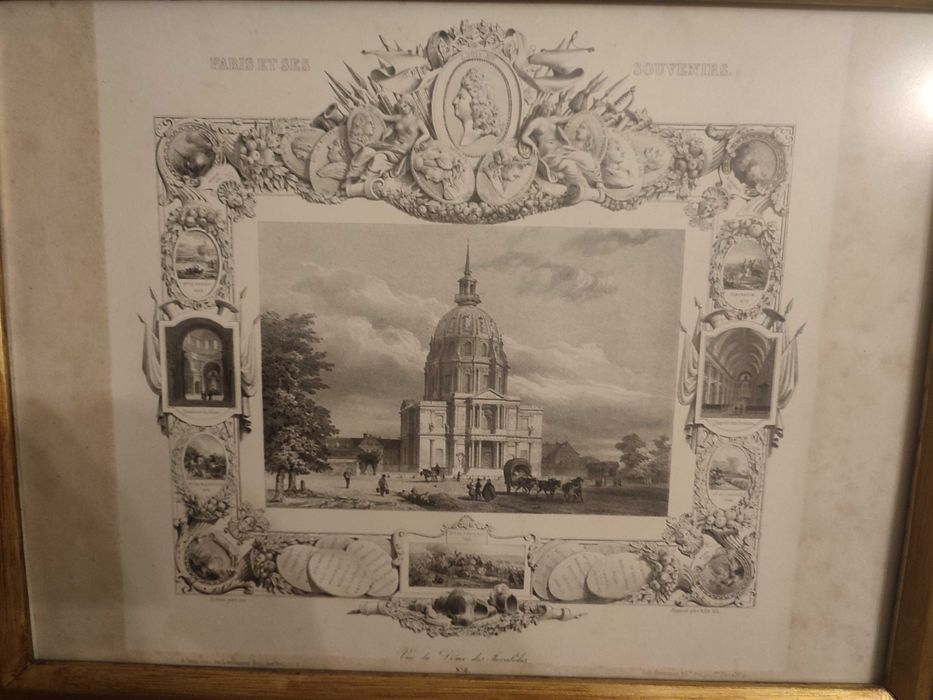 Quadro com gravura antiga e moldura dourada.