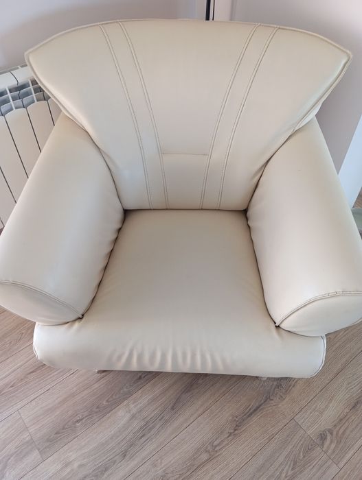 Fotel beżowy, duży skórzany