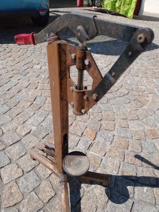 Engarrafador manual antigo de pé