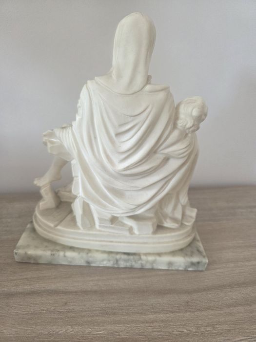 Figurka  Pieta, wys 20 cm