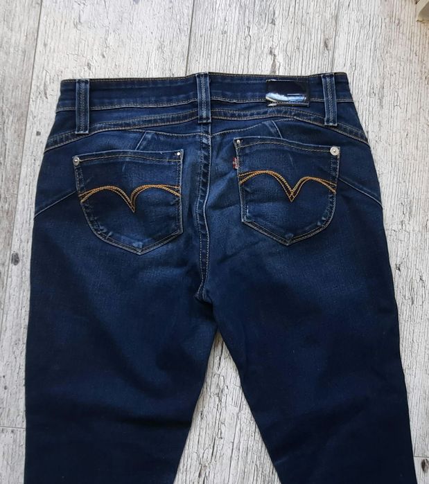 Spodnie damskie Levi's.